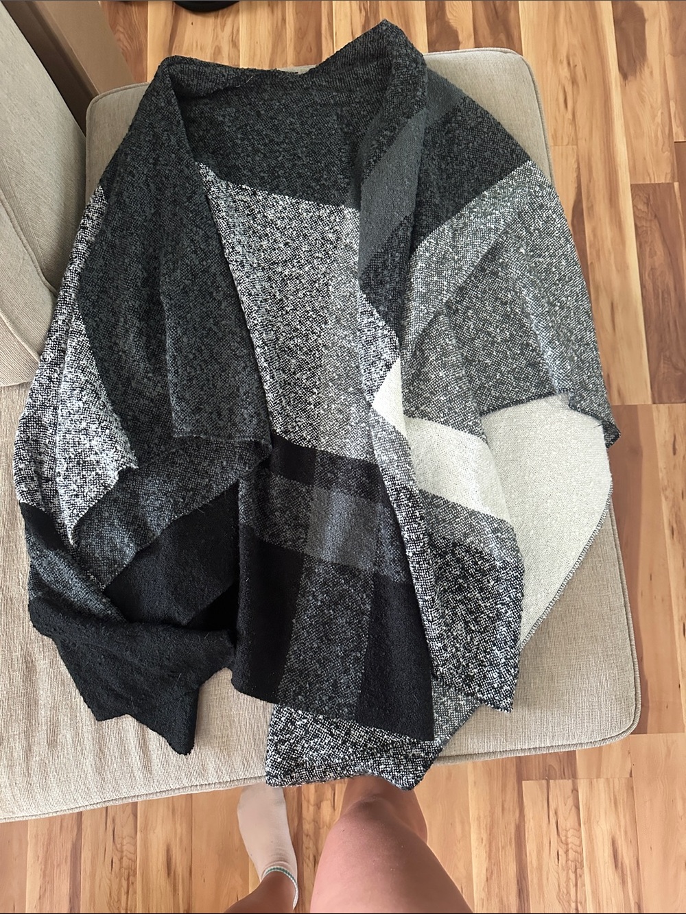 CALIA by Carrie Underwood Black and Gray Colorblock Poncho Shrug